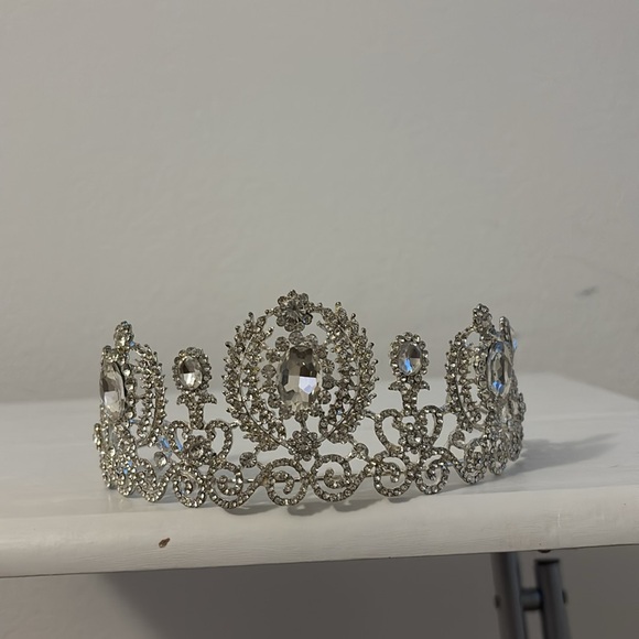 Elegant Silver Tiara main image 5